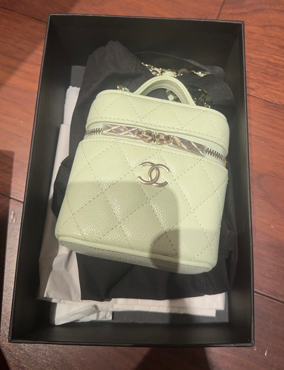 CHANEL 牛皮皮革Chain Shoulder 牛油果綠金扣鏈帶肩背袋